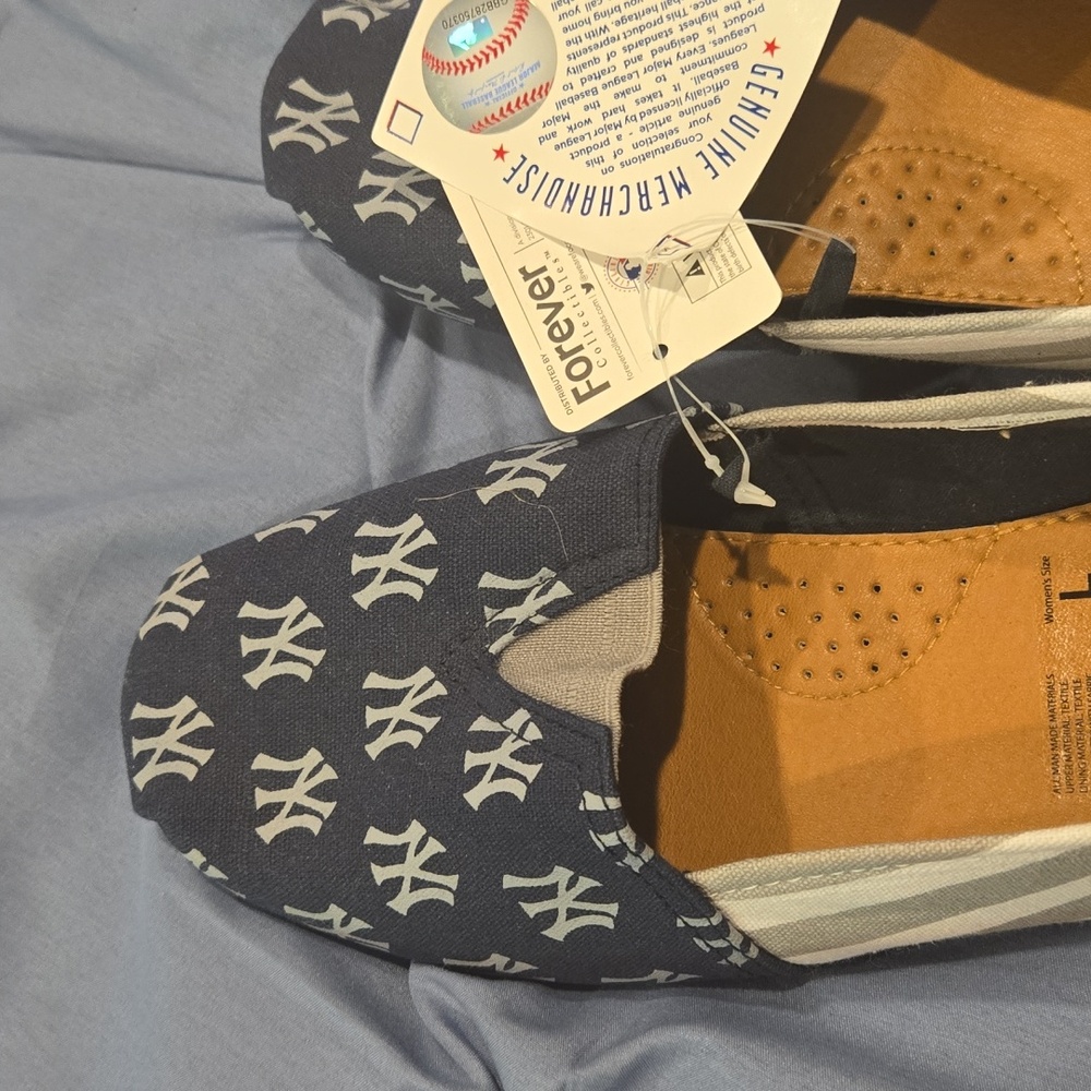 Womens NY Yankees Shoes Large NWT